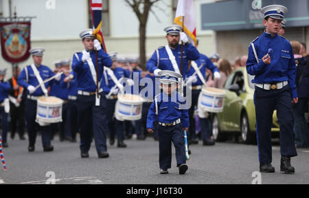 Des fanfares et des membres de l'Association Junior Orange de l'Irlande de participer à son assemblée annuelle le mardi de Pâques manifestation à Donaghadee en coopération vers le bas. Banque D'Images