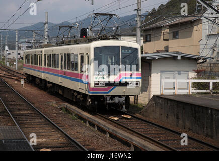 Train local qui relie Kurama à Demachiyanagi à Kyoto Banque D'Images