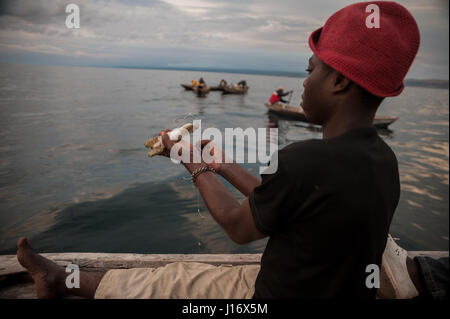 Baiting hameçons durant la pêche de nuit sur le lac Tanganyika, en Zambie Banque D'Images