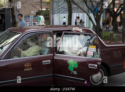 Geisha Maiko ( stagiaire ) Entrer dans le taxi-Kiyamachi dori Higashiyama en nr. Gion, Kyoto, Japon Banque D'Images