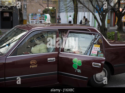 Geisha Maiko ( stagiaire ) Entrer dans le taxi-Kiyamachi dori Higashiyama en nr. Gion, Kyoto, Japon Banque D'Images