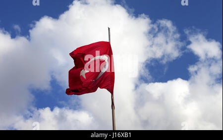 Drapeau turc sur mât en agitant au vent journée ensoleillée Banque D'Images