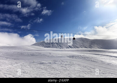 Télécabine et pente de ski au soleil 24. La Géorgie, ski de Gudauri. Montagnes du Caucase. Vue grand angle. Banque D'Images