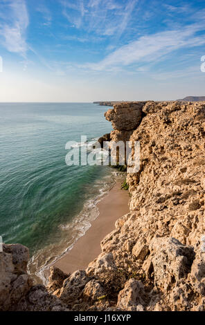 Vue sur les falaises et le golfe d'Oman sur la côte sauvage de Ras Al Jinz, Sultanat d'Oman Banque D'Images