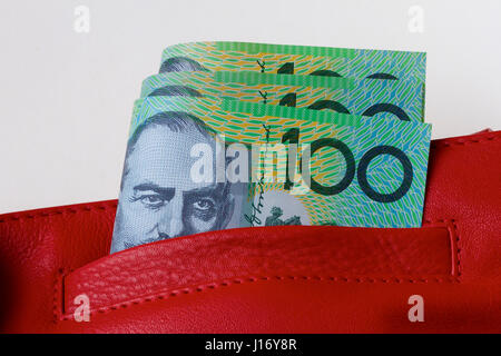 Australian dollar notes dans un sac en cuir rouge. Banque D'Images