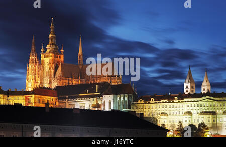 Le Château de Prague au coucher du soleil - République Tchèque Banque D'Images