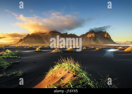Coucher du soleil au-dessus de la montagne Vestrahorn (Batman) et sa plage de sable noir en Islande Banque D'Images
