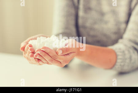 Close up de sucre blanc dans les mains femme forfaitaire Banque D'Images