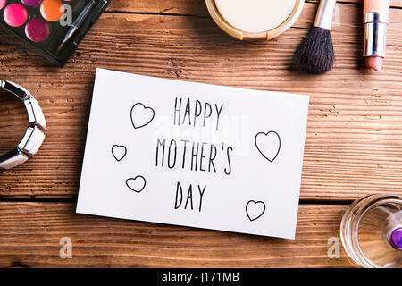 Feuille de papier vide posé sur table. Constituent des produits. Banque D'Images