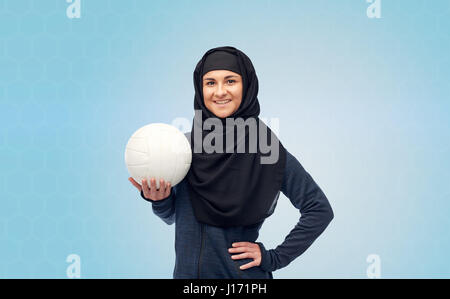 Heureux femme musulmane dans hijab avec volley-ball Banque D'Images