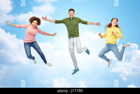 Smiling young man jumping dans l'air Banque D'Images