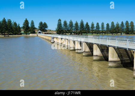 Le barrage et l'écluse de Goolwa, Australie du Sud à la recherche de la rive, une partie de la péninsule de Fleurieu et le parc national du Coorong. Banque D'Images