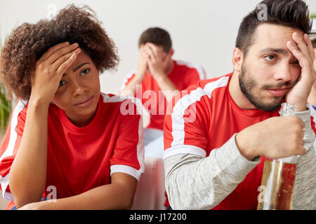 Triste amis ou fans de football à la maison Banque D'Images