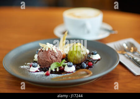 Glace au chocolat dessert sur assiette au restaurant Banque D'Images