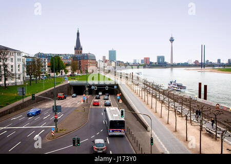 Allemagne, Düsseldorf, entrée du tunnel de la route fédérale B1, les rives du Rhin, vue sur la ville Banque D'Images