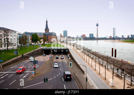 Allemagne, Düsseldorf, entrée du tunnel de la route fédérale B1, les rives du Rhin, vue sur la ville Banque D'Images