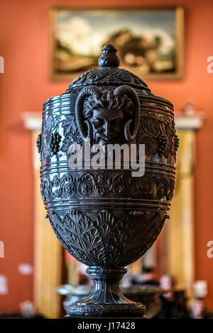 La Russie, Saint Petersbourg, 10 Octobre 2016 : Ancien vase avec sculpture de visage humain avec le bélier de l'avertisseur sonore. Banque D'Images