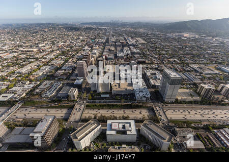 Vue aérienne du centre-ville de Glendale à Los Angeles California en arrière-plan. Banque D'Images