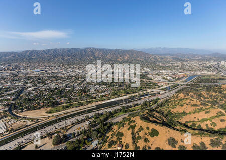 Vue aérienne de la Ventura freeway 134, Griffith Park et la rivière de Los Angeles en Californie du Sud. Banque D'Images