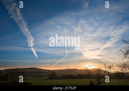 Aube du ciel avec des sentiers et le lever du soleil sur la North Wessex Downs près de Devizes Wiltsire England UK Banque D'Images