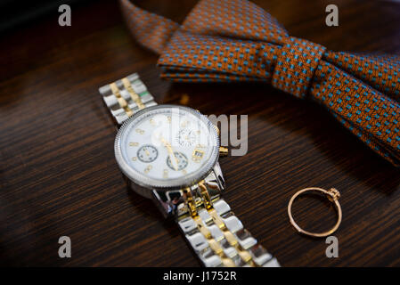 Businessman checking wrist watch Banque D'Images