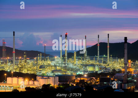 L'industrie des raffineries de pétrole de nuit à Chonburi, Thaïlande. Banque D'Images