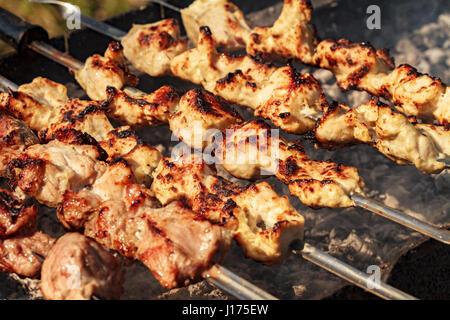 Juteuse tranches de viande en sauce préparer le feu. Banque D'Images
