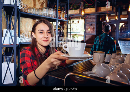 Le barman fille travaille au bar en restaurant Banque D'Images