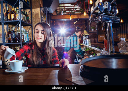 Le barman, barista's girl fait du café sur la barre Banque D'Images