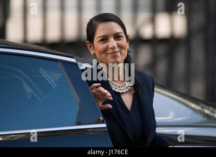 Downing Street, London UK. 18 avril, 2017. Les ministres arrivent pour la première réunion du cabinet mardi matin après Pâques avant PM Theresa Mai annonce des élections anticipées pour le 8 juin 2017. Photo : secrétaire au Développement International Priti Patel MP arrive. En novembre 2017 elle a remis sa démission en tant que secrétaire d'État au Développement International à la suite de divulgations de journaux. Credit : Malcolm Park/Alamy Live News. Banque D'Images