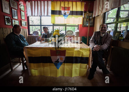 15 avril 2017 - Serbe bande est posant avec un drapeau d'Liberland. La construction d'un nouveau pays appelé Liberland. 2ème anniversaire du pays (14-16ème, avril 2017, Liberland, Hongrie, Serbie).Il dispose d'environ 500 000 membres et sympathisants. Le voyage à Liberland lui-même a été suivi par la police croate tout le temps que .Ils ne respectent pas Liberland et c'est comme si c'est une partie de leur pays, même si elle est politiquement pas.Photo série contient tout le processus y compris le conferenses, citoyenneté, de recevoir de moments personnels avec .famille du président et voyage à Liberland. (Crédit Image : © David Banque D'Images