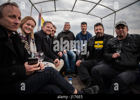 15 avril 2017 - Célébration du 2ème anniversaire de Liberland en allant à Liberland. La construction d'un nouveau pays appelé Liberland. 2ème anniversaire du pays (14-16ème, avril 2017, Liberland, Hongrie, Serbie).Il dispose d'environ 500 000 membres et sympathisants. Le voyage à Liberland lui-même a été suivi par la police croate tout le temps que .Ils ne respectent pas Liberland et c'est comme si c'est une partie de leur pays, même si elle est politiquement pas.Photo série contient tout le processus y compris le conferenses, citoyenneté, de recevoir de moments personnels avec .famille du président et voyage à Liberland. (C Banque D'Images