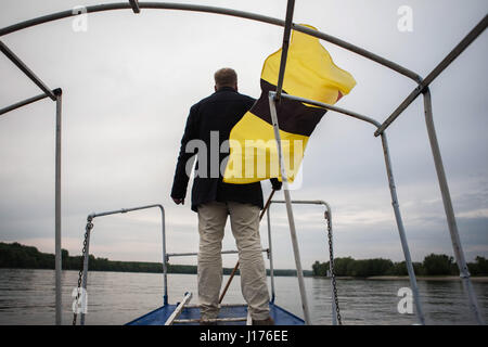 15 avril 2017 - Célébration du 2ème anniversaire de Liberland en allant à Liberland. La construction d'un nouveau pays appelé Liberland. 2ème anniversaire du pays (14-16ème, avril 2017, Liberland, Hongrie, Serbie).Il dispose d'environ 500 000 membres et sympathisants. Le voyage à Liberland lui-même a été suivi par la police croate tout le temps que .Ils ne respectent pas Liberland et c'est comme si c'est une partie de leur pays, même si elle est politiquement pas.Photo série contient tout le processus y compris le conferenses, citoyenneté, de recevoir de moments personnels avec .famille du président et voyage à Liberland. (C Banque D'Images