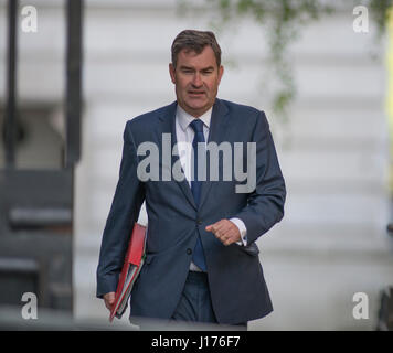 Downing Street, London UK. 18 avril, 2017. Les ministres arrivent pour la première réunion du cabinet mardi matin après Pâques avant PM Theresa Mai annonce des élections anticipées pour le 8 juin 2017. Photo : Secrétaire en chef au Trésor David Gauke MP arrive. Credit : Malcolm Park/Alamy Live News. Banque D'Images