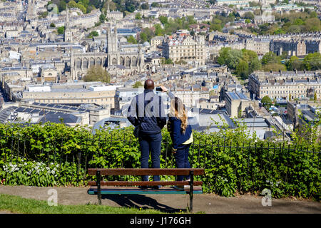 Bath, Royaume-Uni. 18 avr, 2017. Un homme et une femme en profitant de la chaleur du soleil du printemps et un point de vue élevé sont illustrés d'Alexandra Park en tant qu'ils prennent des photos de la ville de Bath. Credit : lynchpics/Alamy Live News Banque D'Images