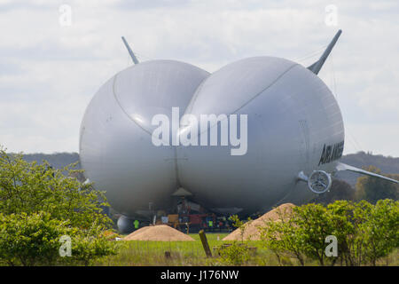 Cardington, UK. 18 avr, 2017. L'HYBRIDE Véhicules Air Airlander 10 est amarré à son nouveau mât d'amarrage (MMM), un véhicule à chenilles et mât d'amarrage, ce qui rend plus facile à contrôler et à "repousser" l'Airlander lorsqu'il manoeuvre autour de l'aérodrome. L'avion est presque prêt à commencer son programme d'essais en vol 2017. Un système d'atterrissage auxiliaire (ALS) a été ajouté qui permet à l'avion à atterrir en toute sécurité à une plus grande variété d'angles d'atterrissage. Crédit photo : Mick Flynn/Alamy Live News Banque D'Images