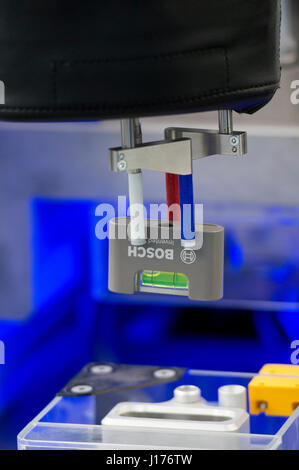 Stuttgart, Allemagne. 18 avr, 2017. Un assistant de production de l'Apas Bosch construit un niveau à bulle pour fins de démonstration à l'usine Bosch Feuerbach à Stuttgart, Allemagne, 18 avril 2017. Dpa : Crédit photo alliance/Alamy Live News Banque D'Images