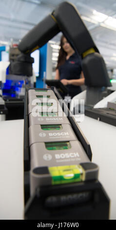 Stuttgart, Allemagne. 18 avr, 2017. Un employé de l'Apas Bosch exploite un assistant de production à des fins de démonstration à l'usine Bosch Feuerbach à Stuttgart, Allemagne, 18 avril 2017. Dpa : Crédit photo alliance/Alamy Live News Banque D'Images