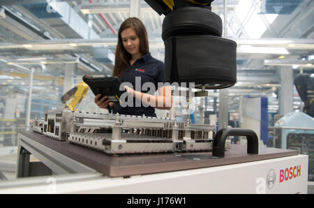 Stuttgart, Allemagne. 18 avr, 2017. Un employé de l'Apas Bosch exploite un assistant de production à des fins de démonstration à l'usine Bosch Feuerbach à Stuttgart, Allemagne, 18 avril 2017. Dpa : Crédit photo alliance/Alamy Live News Banque D'Images