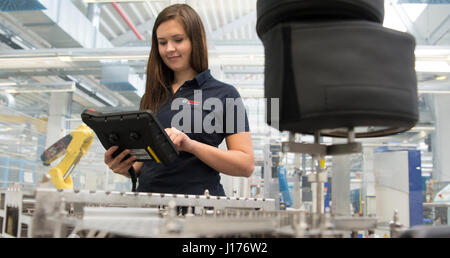 Stuttgart, Allemagne. 18 avr, 2017. Un employé de l'Apas Bosch exploite un assistant de production à des fins de démonstration à l'usine Bosch Feuerbach à Stuttgart, Allemagne, 18 avril 2017. Dpa : Crédit photo alliance/Alamy Live News Banque D'Images