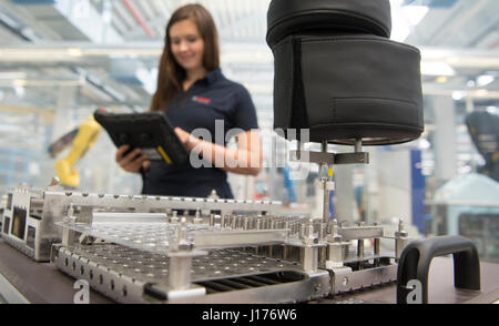 Stuttgart, Allemagne. 18 avr, 2017. Un employé de l'Apas Bosch exploite un assistant de production à des fins de démonstration à l'usine Bosch Feuerbach à Stuttgart, Allemagne, 18 avril 2017. Dpa : Crédit photo alliance/Alamy Live News Banque D'Images