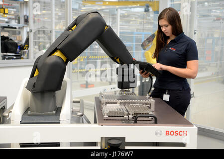 Stuttgart, Allemagne. 18 avr, 2017. Un employé de l'Apas Bosch exploite un assistant de production à des fins de démonstration à l'usine Bosch Feuerbach à Stuttgart, Allemagne, 18 avril 2017. Dpa : Crédit photo alliance/Alamy Live News Banque D'Images