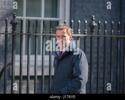 Downing Street, London UK. 18 avril, 2017. Les ministres arrivent pour la première réunion du cabinet mardi matin après Pâques avant PM Theresa Mai annonce des élections anticipées pour le 8 juin 2017. Photo : Secrétaire d'État à la santé Jeremy Hunt MP arrive. Credit : Malcolm Park/Alamy Live News. Banque D'Images