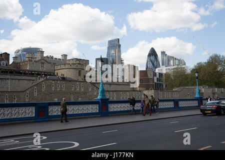 Londres, Royaume-Uni. 18 avr, 2017. Ciel bleu au-dessus de Londres, comme Theresa Mai annonce une élection générale aura lieu le 8 juin 2017 Credit : Keith Larby/Alamy Live News Banque D'Images