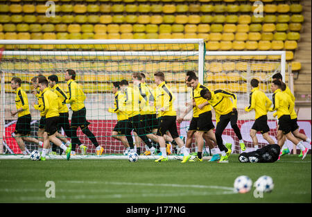 Monaco, 18 avril 2017. L'équipe de Borussia Dortmund en action pendant une session de formation au Stade Louis II en allemand soccer club Borussia Dortmund (BVB) jouera contre l'AS Monaco en quarts de la Ligue des Champions match match retour le 19 avril 2017. Photo : Bernd Thissen/dpa/Alamy Live News Banque D'Images