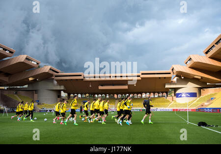 Monaco, 18 avril 2017. L'équipe de Borussia Dortmund en action ci-dessous des nuages sombres pendant une session de formation au Stade Louis II en allemand soccer club Borussia Dortmund (BVB) jouera contre l'AS Monaco en quarts de la Ligue des Champions match match retour le 19 avril 2017. Photo : Bernd Thissen/dpa/Alamy Live News Banque D'Images