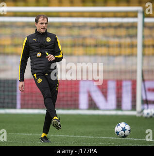 Monaco, 18 avril 2017. L'entraîneur du Borussia Dortmund Thomas Tuchel, photographié au cours d'une séance de formation au Stade Louis II en allemand soccer club Borussia Dortmund (BVB) jouera contre l'AS Monaco en quarts de la Ligue des Champions match match retour le 19 avril 2017. Photo : Bernd Thissen/dpa/Alamy Live News Banque D'Images