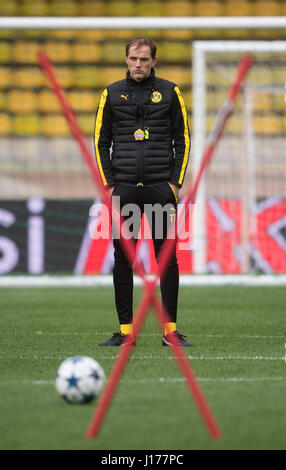 Monaco, 18 avril 2017. L'entraîneur du Borussia Dortmund Thomas Tuchel, photographié au cours d'une séance de formation au Stade Louis II en allemand soccer club Borussia Dortmund (BVB) jouera contre l'AS Monaco en quarts de la Ligue des Champions match match retour le 19 avril 2017. Photo : Bernd Thissen/dpa/Alamy Live News Banque D'Images