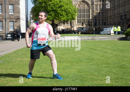 Westminster, Royaume-Uni. 18 avr, 2017. MPs assister à un photocall en dehors de la chambres du Parlement de l'avant de la Virgin Money 2017 Marathon de Londres. Cette année, il y a un nombre record de 16 députés qui prennent part. Credit : Keith Larby/Alamy Live News Banque D'Images