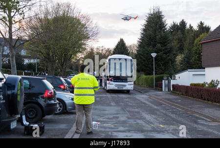 Un hélicoptère de la police survole le site de l'attaque, en prenant des photos aériennes de la reconstruction entreprise par la police et Bureau fédéral d'enquêtes criminelles à Dortmund, en Allemagne, le 18 avril 2017. Une semaine après l'attaque explosive sur le bus de l'équipe de Bundesliga allemande soccer club Borussia Dortmund, les chercheurs espèrent trouver de nouvelles idées à partir de la reconstruction de l'attaque sur place. Le 11 avril, trois engins explosifs a explosé à côté du bus de l'équipe de BVB à Dortmund. Le joueur Bartra et une offcer de police ont été blessés dans l'attaque. Le responsable reste inconnu. Photo : Guido Kirc Banque D'Images